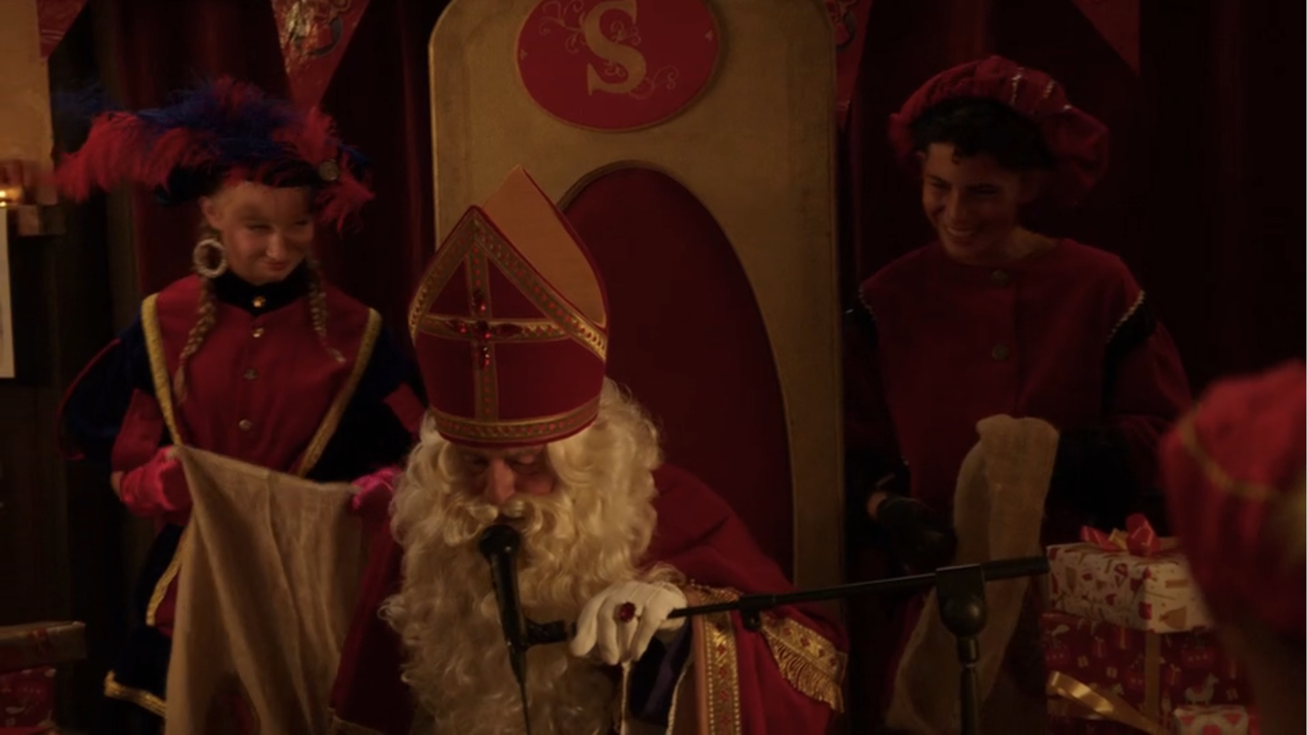 Henk doet zijn best als hulpsinterklaas